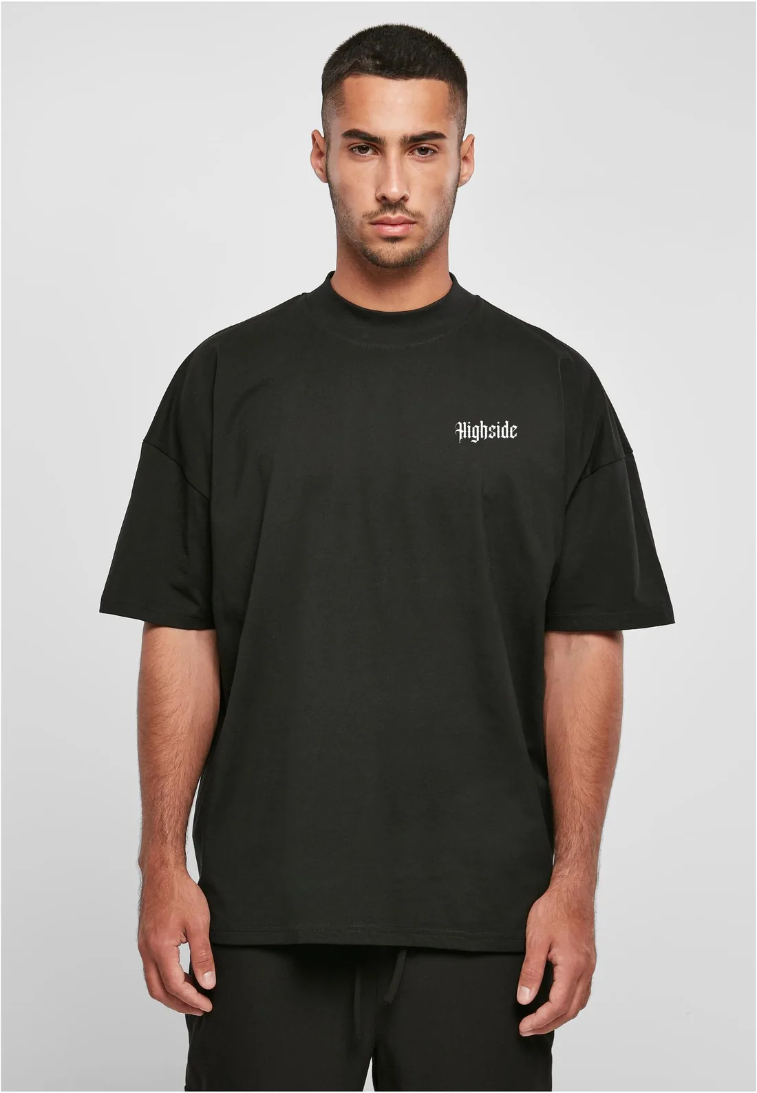 Schwarzes Highside Basic-Shirt von vorne mit kleinem Logo auf der Brust