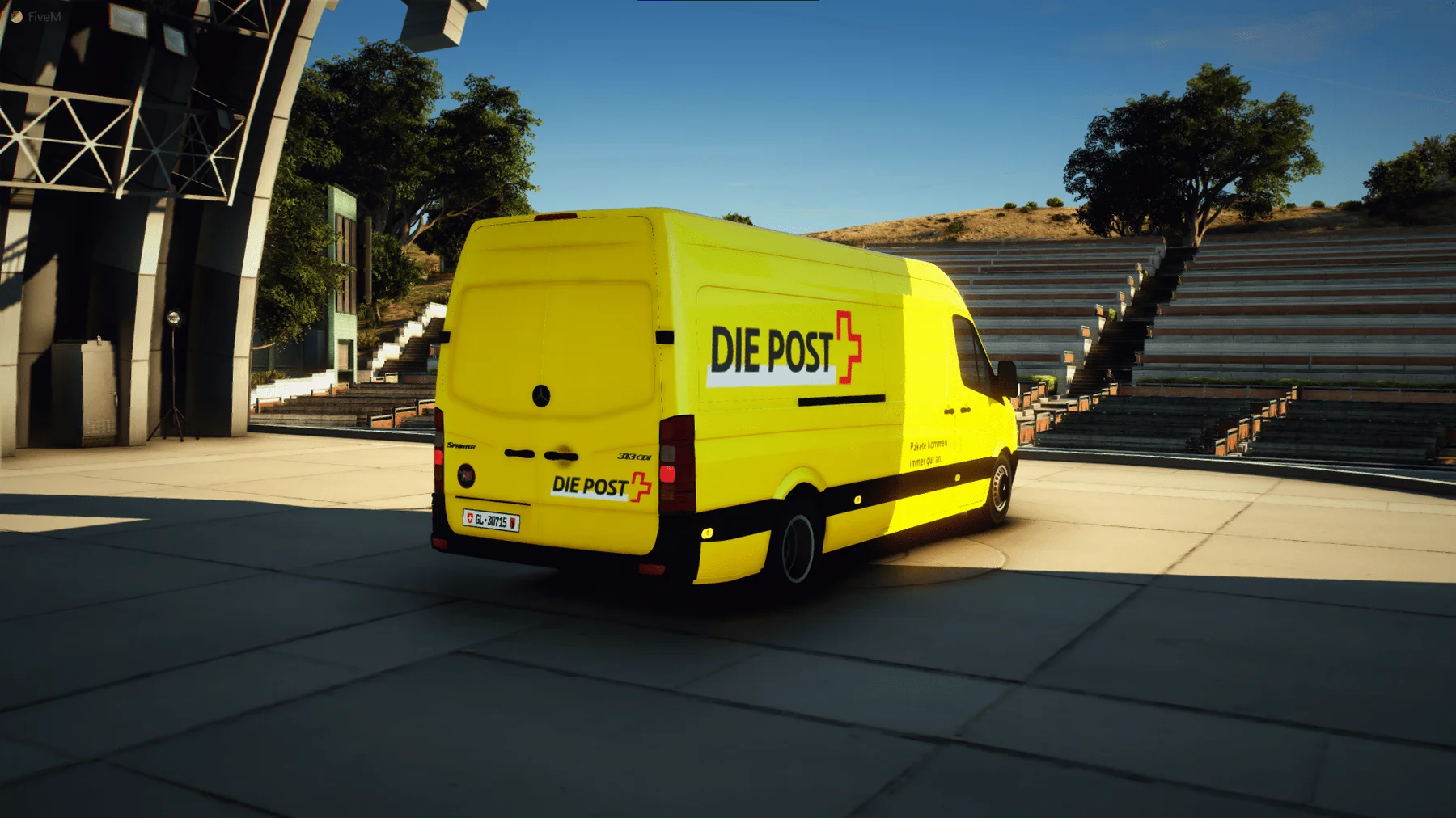 Gelber Sprinter der Schweizer Post von hinten, mit RexusMods-Logo